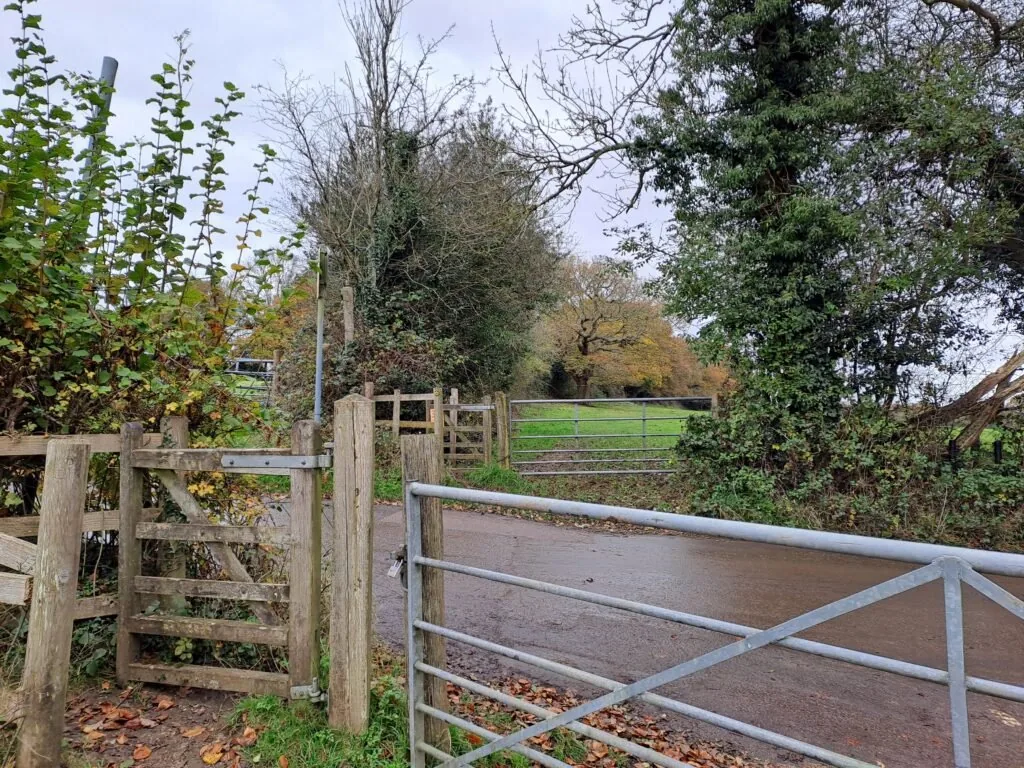 Confusing field section on the North Downs Way between Oxted and Otford