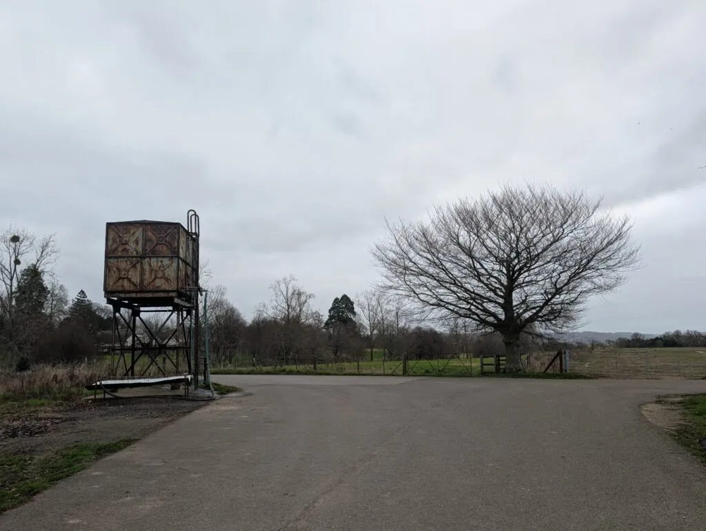 Small gate at T-junction