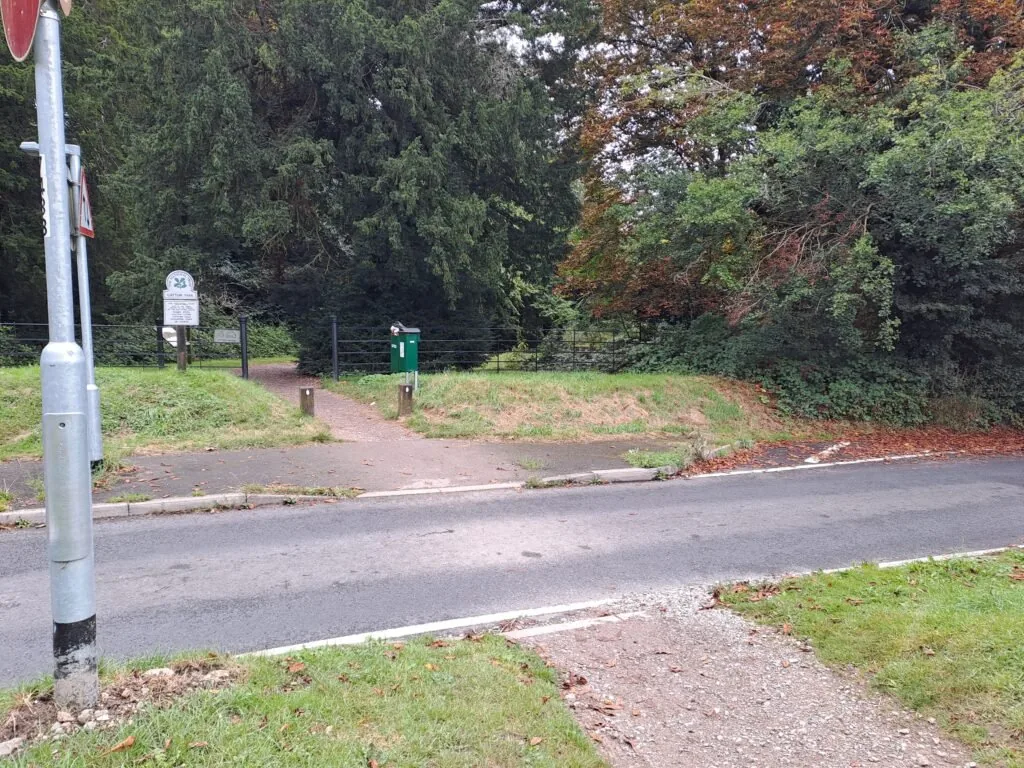 Path towards Gatton Park on the North Downs Way